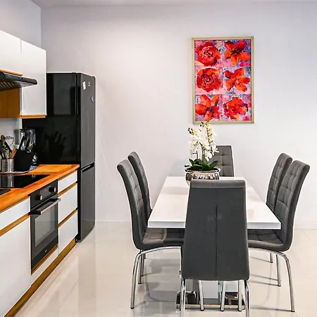 1 Bedroom Lovely In Apartament